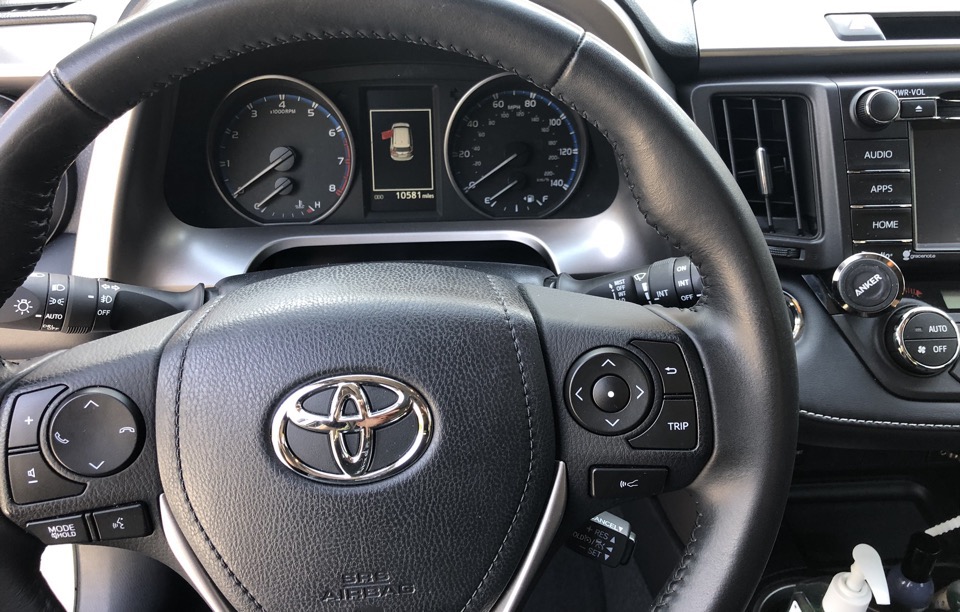 2017 Toyota RAV4 - photo 2