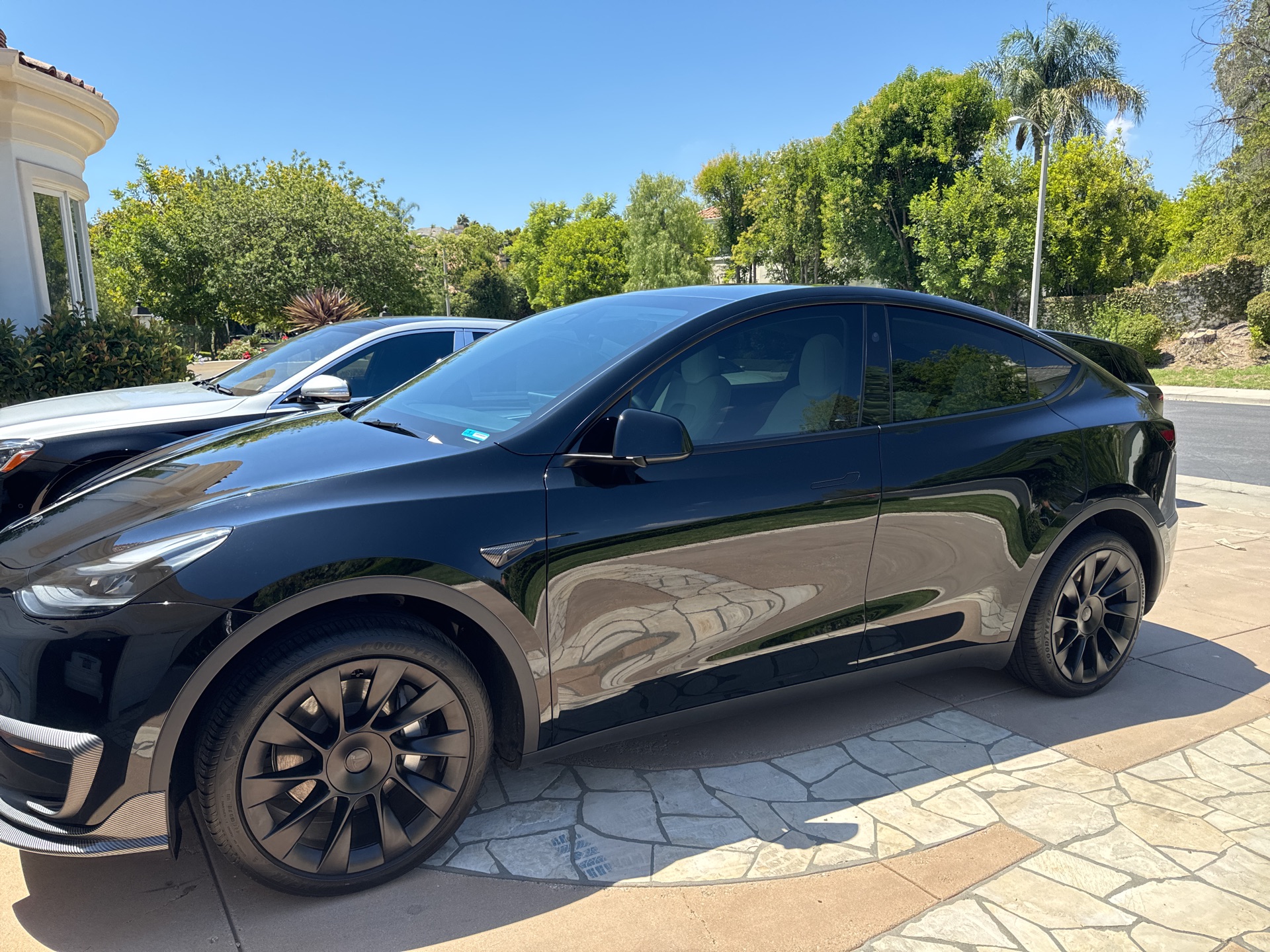 2024 Tesla Model Y - photo 1