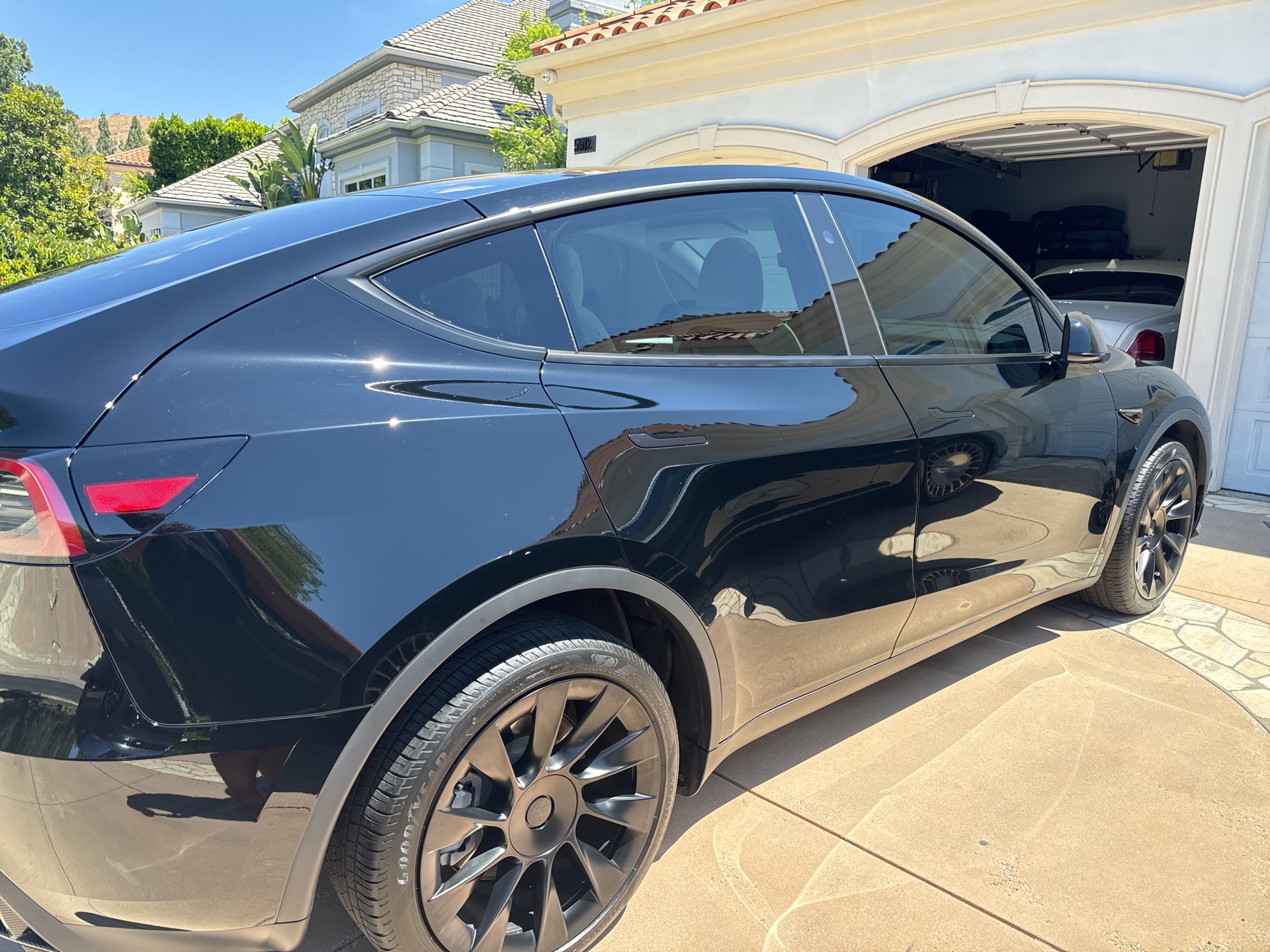 2024 Tesla Model Y - photo 3